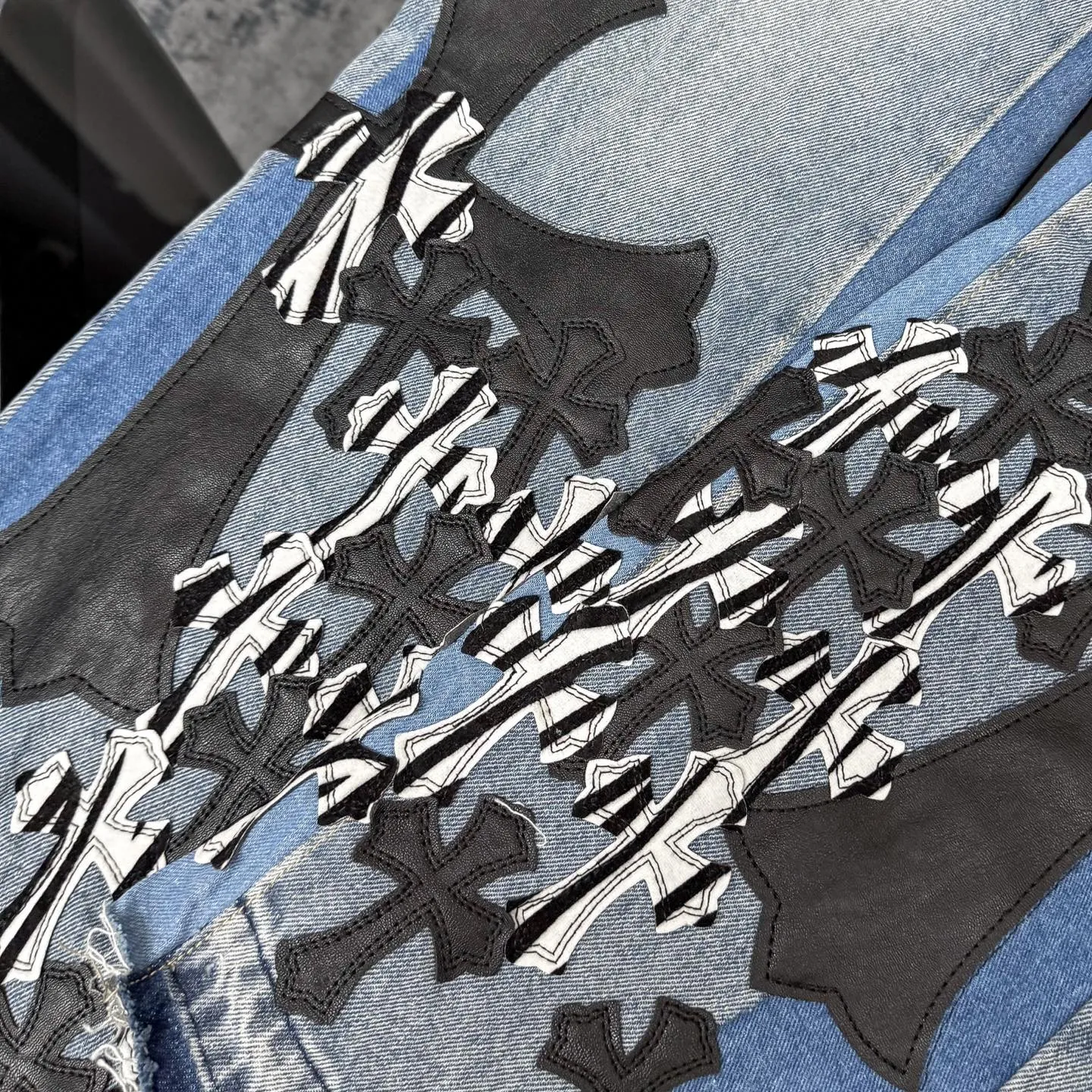 P280 CH Chromehearts zebra black and white cross patch patchwork jeans, priced at 34W level, patchwork cross pattern embellishment, washed jeans! ! An absolutely high-end luxury product, a 1.9W-level god-level single product, a super popular product, made by top heavy industry, a magic weapon that cannot be missed! [About Zangyin] This is an extremely luxurious fashion brand that can also be called the aristocracy of the high street. It has always been an exclusive brand for some hipsters or rich second generations. Compared with ordinary high streets, it is more luxurious and noble. Compared with luxury brands, it is more fashionable and individual. It has always been a brand that I have a special liking for. [Top heavy industry fashion design] Consistently high-street luxury style. Speaking of this style, the Zangyin family and GU family are definitely the leading representative brands. Especially the Zangyin family has really achieved a state-of-the-art effect in creating high-street style. The unique washed material is used to create this style. The color system is already quite eye-catching. After it is decorated with patchwork cross flowers, it cleverly highlights the charm of the brand. Secondly, this style uses classic The high-waist cutting design highlights the long legs and fashionable temperament of the upper body. The brand is highly recognizable and the slim fit configuration is more suitable for daily wear. It is a product that interprets personality, fashion, and specifications at a glance. This single product is enough to make any fan excited. It can be a white T-shirt for a youthful college style, or a tight suspender for a royal style. It has strong matching ability and can be easily controlled by men.  [Materials and craftsmanship] Needless to say, this point goes without saying. As an excellent craftsman brand, Zangyin’s requirements for details and craftsmanship are really perfect. The washed color of this model has gone through so many processes, not to mention the embellishment of denim appliques. It is also purely hand-made and sewn. Just like what they believe in, only hand-made things have soul and have the meaning of wear. A top-notch heavy-duty fashionable denim item, I look forward to your perfect interpretation! !  Color: blue Size: 28-36